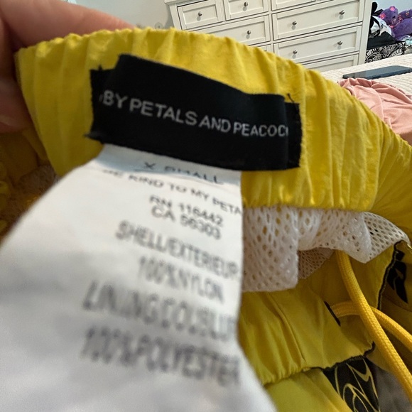 Yellow windbreaker style sweatpants - Picture 4 of 7